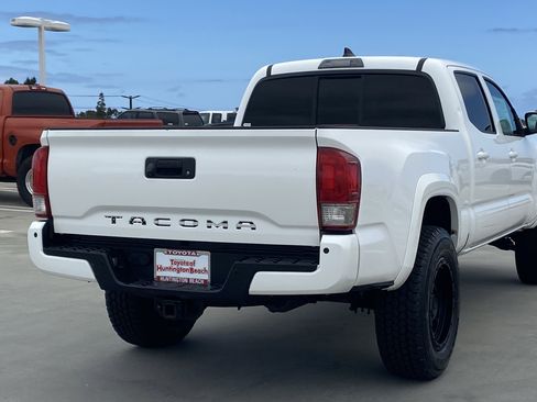 Used 2016 Toyota Tacoma TRD Sport w/ Premium & Technology Package AWD/4WD image 4