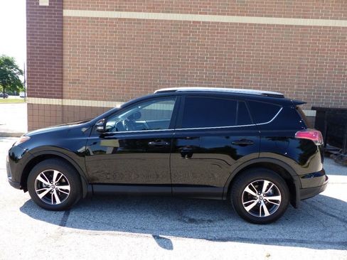 Used 2018 Toyota RAV4 XLE AWD/4WD image 6