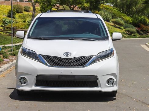 Used 2017 Toyota Sienna SE FWD image 2