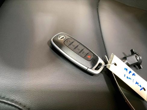 Used 2025 Nissan Pathfinder SL FWD image 19