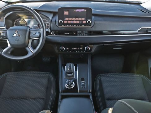 Used 2022 Mitsubishi Outlander ES image 2