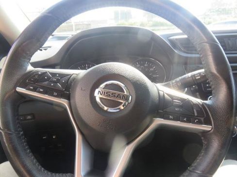 Used 2018 Nissan Rogue SV AWD/4WD image 16