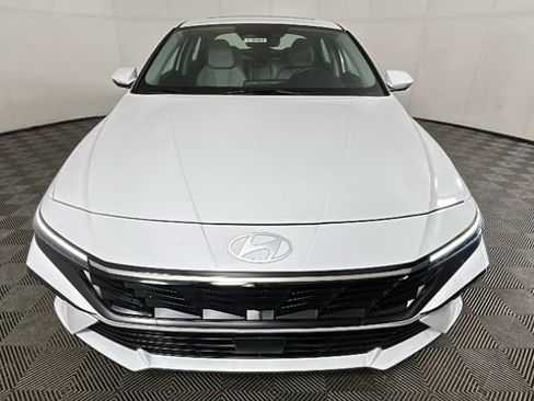 Used 2025 Hyundai Elantra Limited FWD image 8