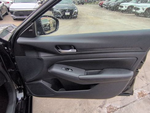 Used 2025 Nissan Altima 2.5 SV FWD image 32