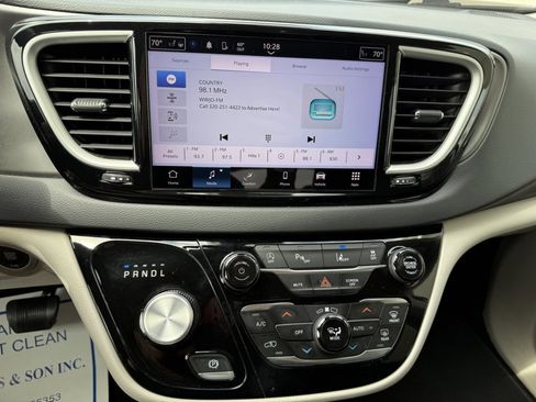 Used 2023 Chrysler Pacifica Touring-L FWD image 26