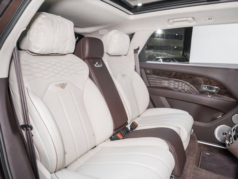 Used 2025 Bentley Bentayga Extended Wheelbase image 31