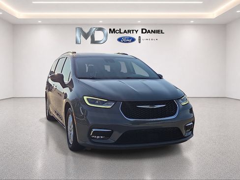 Used 2022 Chrysler Pacifica Touring-L FWD image 1