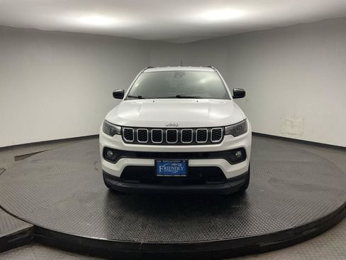 Used 2024 Jeep Compass Latitude AWD/4WD image 2