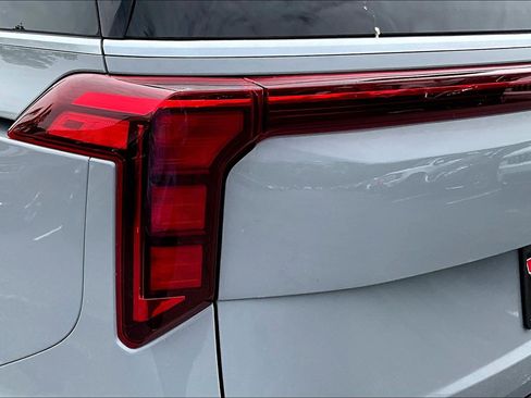 Certified 2025 Kia Carnival EX FWD image 20
