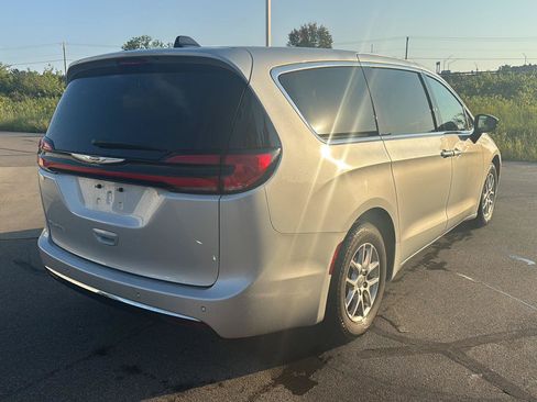Used 2024 Chrysler Pacifica Touring-L FWD image 5