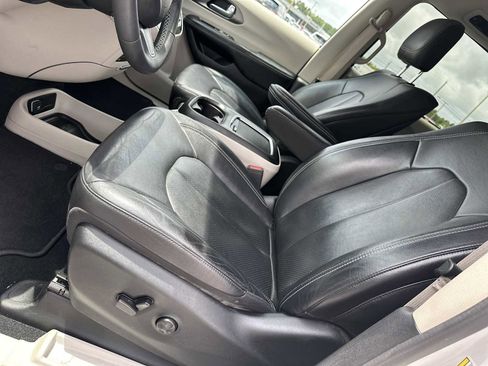 Used 2022 Chrysler Pacifica Touring-L w/ Uconnect Theater Family Group FWD image 11