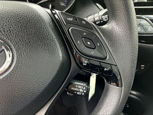 Used 2020 Toyota C-HR LE FWD image 11