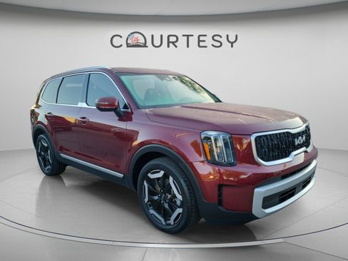 Used 2024 Kia Telluride EX w/ EX Captain's Chair Package AWD/4WD image 5