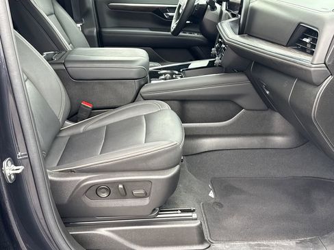 Certified 2025 Chevrolet Suburban Premier image 13