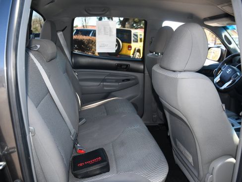 Used 2014 Toyota Tacoma PreRunner image 17