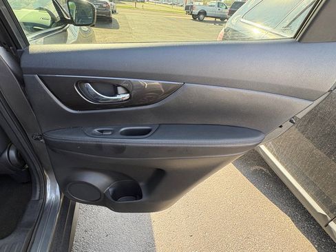 Used 2020 Nissan Rogue SV w/ Premium Package image 16