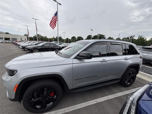 Used 2025 Jeep Grand Cherokee Limited w/ Luxury Tech Group II AWD/4WD image 3