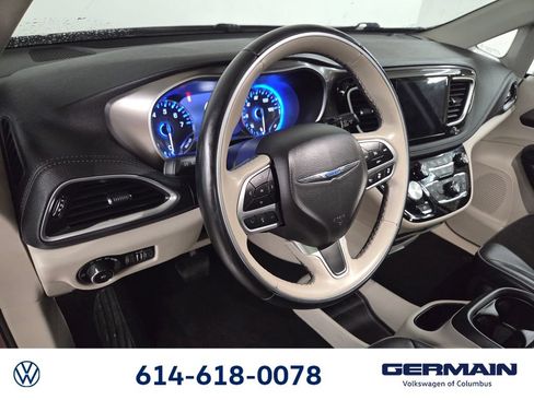 Used 2018 Chrysler Pacifica Limited w/ Tire & Wheel Group FWD image 21