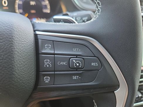 Used 2025 Jeep Grand Cherokee L Altitude image 19