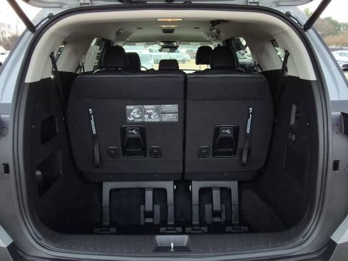 Used 2026 Kia Carnival EX image 23