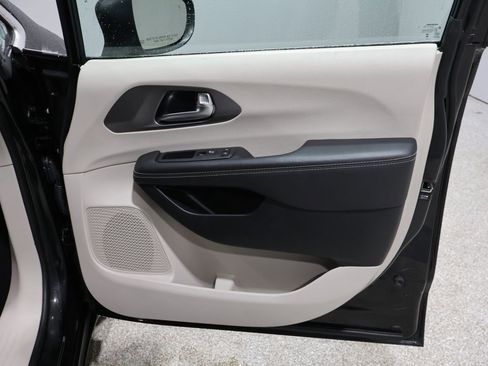 Used 2023 Chrysler Pacifica Touring-L image 23