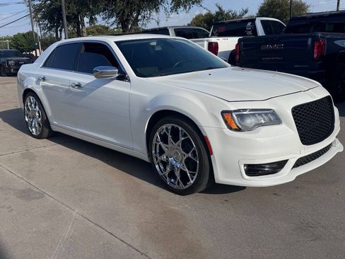 Used 2020 Chrysler 300 Touring L w/ Value Package RWD image 3