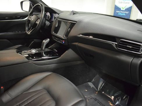 Used 2021 Maserati Levante image 19