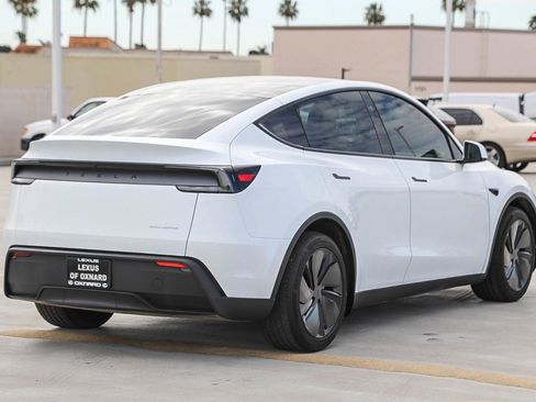 Used 2026 Tesla Model Y Long Range image 7