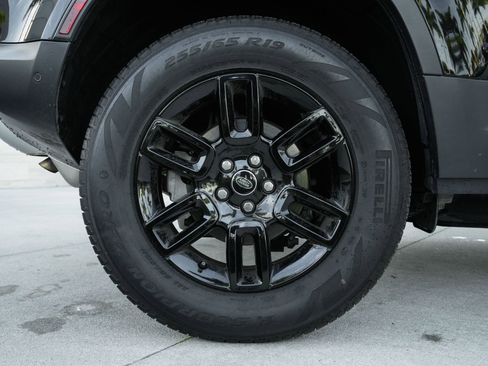 Used 2025 Land Rover Defender 110 S image 11