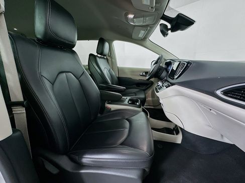 Used 2024 Chrysler Pacifica Touring-L image 30