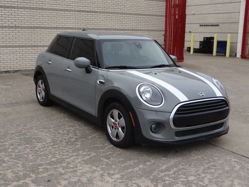 Used 2021 MINI Cooper 4-Door Hardtop image 2