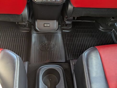 Used 2022 Toyota Highlander XSE AWD/4WD image 23
