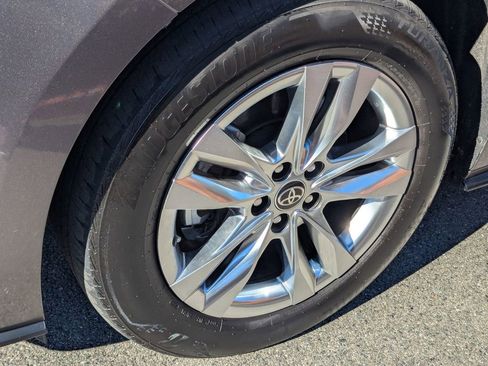 Used 2024 Toyota Sienna Limited image 7