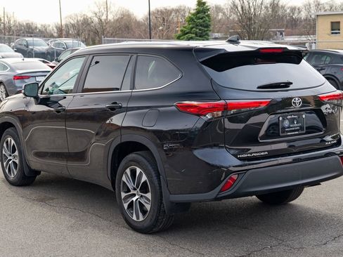 Used 2023 Toyota Highlander XLE AWD/4WD image 5