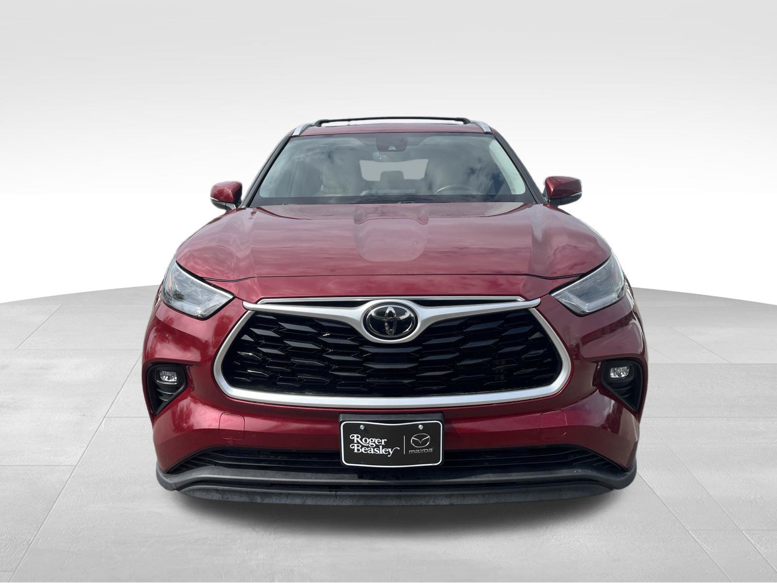 Used 2022 Toyota Highlander XLE FWD image 2