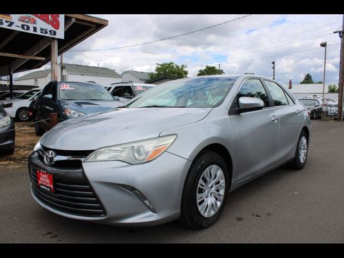 Used 2015 Toyota Camry LE FWD image 1
