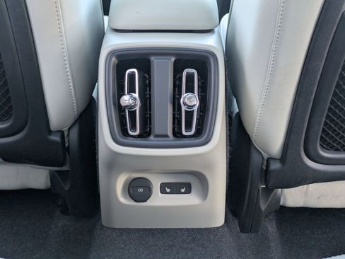 Used 2025 Volvo XC40 B5 Ultra image 25