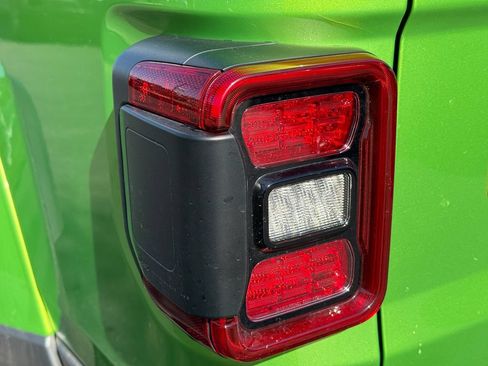 Used 2025 Jeep Gladiator Sport AWD/4WD image 11