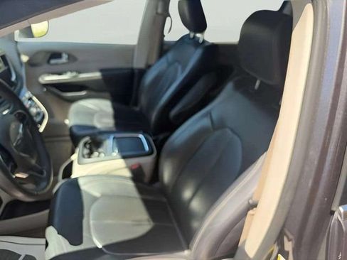 Used 2022 Chrysler Pacifica Touring-L FWD image 16
