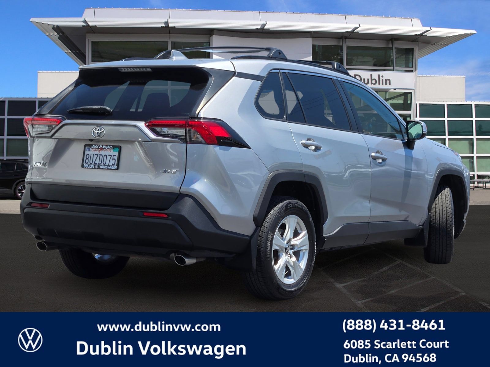 Used 2021 Toyota RAV4 XLE w/ Convenience Package FWD image 4