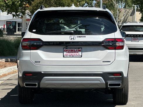 New 2025 Honda Pilot Touring image 5