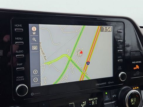 Used 2020 Toyota Highlander XLE image 17