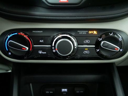 Used 2025 Kia Soul LX FWD image 30