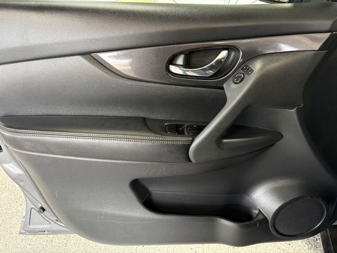 Used 2018 Nissan Rogue SV image 15