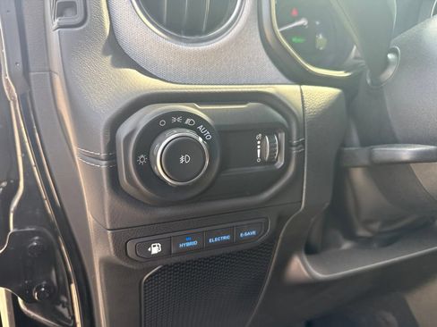 Used 2025 Jeep Wrangler Unlimited Sahara w/ Safety Group AWD/4WD image 19
