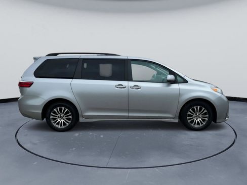Used 2018 Toyota Sienna XLE FWD image 8