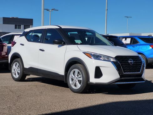 New 2025 Nissan Kicks Play S image 4