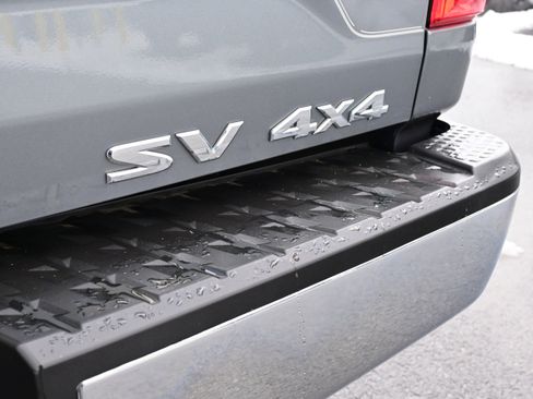 Used 2018 Nissan Titan SV image 9