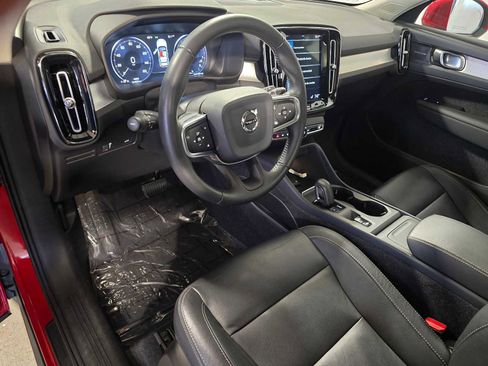 Used 2019 Volvo XC40 T5 Momentum image 2
