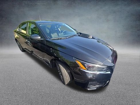 Used 2025 Nissan Altima 2.5 SV FWD image 2